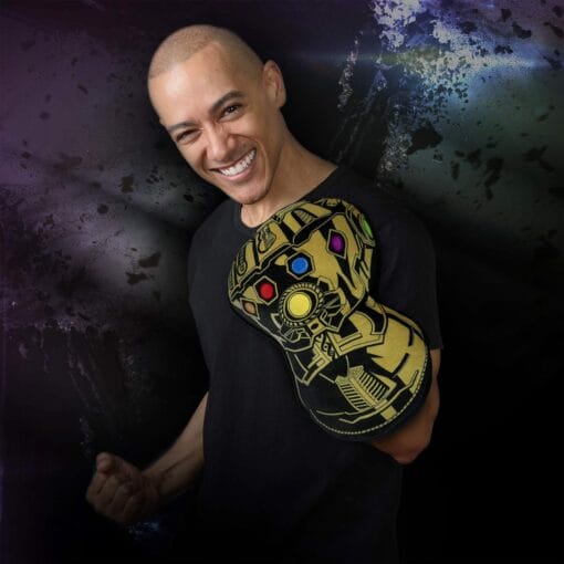 ABYSTYLE - Marvel - Avengers - Coussin - Gant de l'infini – Image 2
